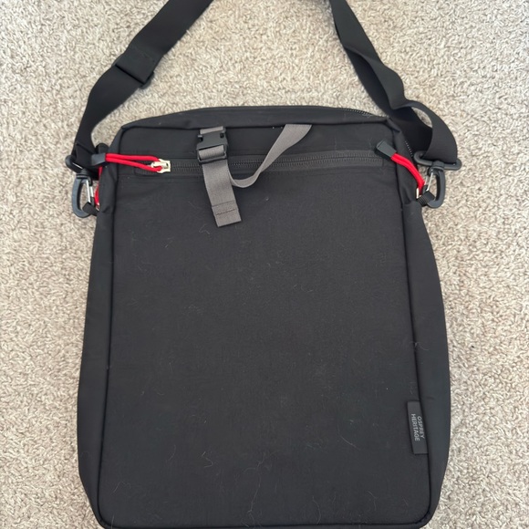 Osprey Arcane Crossbody / Messenger Bag – Pine Leaf Green - Picture 2 of 5